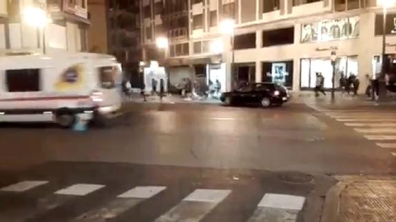 Un centenar de jóvenes persigue a dos bromistas de los payasos diabólicos en Valencia