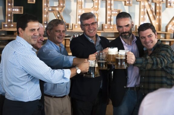 Eduardo García-Oliveros y Diego Saldaña, ambos en el centro, con miembros del  equipo de Mercedes e invitados a la 'Oktoberbenz' organizada en Quart de Poblet.