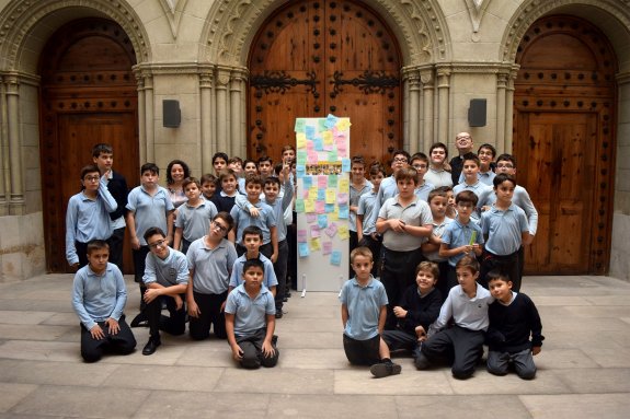 Los escolanes, ante la puerta de la Escolanía. :: avan