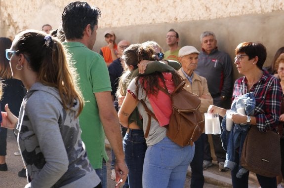 Dos jóvenes se abrazan en la plaza de Chella. :: juanjo monzó