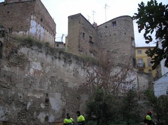 Restos de la muralla musulmana y uno de los torreones. :: lp