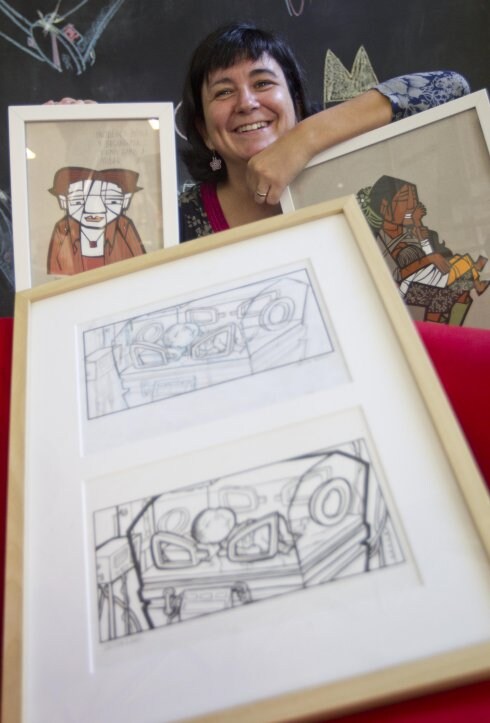 Cristina Durán muestra algunos de sus trabajos que expondrá en Pepita Lumier. :: damián torres