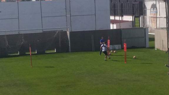 Gayà, entrenando junto a un preparador.