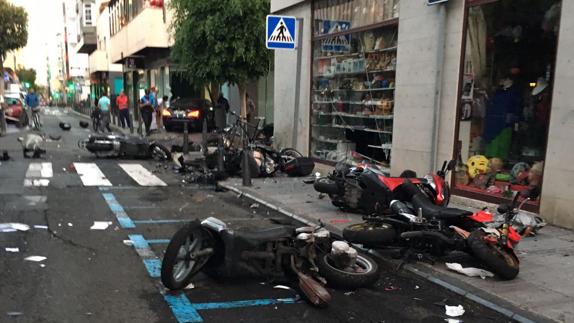 Vídeo | El espectacular accidente de un Mercedes que arrolla diez motos y se empotra en un escaparate