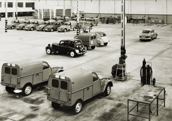 Los primeros Citroën 2CV furgón, junto al 11 ligero y 2CV -en el centro de la imagen-, muy populares en Valencia