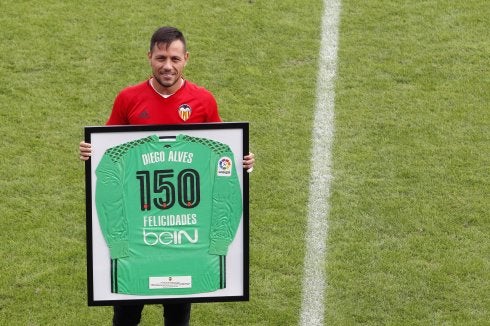 Alves fue homenajeado por sus 150 partidos en el Valencia. :: i. m.