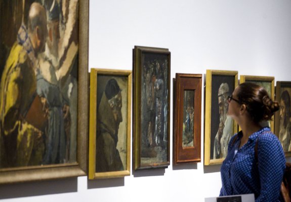 Una persona observa los retratos de Pinazo que se exhiben en el Bellas Artes de Valencia. :: damián torres
