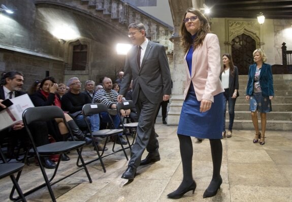 El presidente Ximo Puig junto a la vicepresidenta Mónica Oltra. :: damián torres