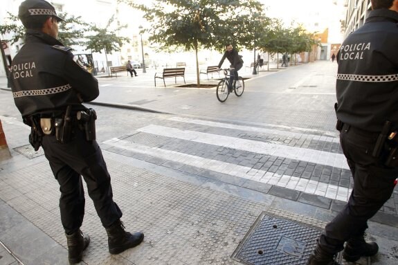 Un policía local en una calle peatonal de Valencia. :: irene marsilla