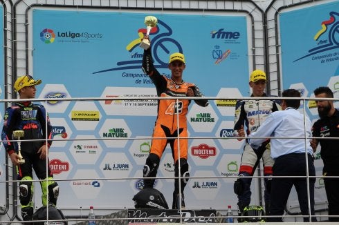 Vicente Pérez, en el podio tras una carrera. :: lp