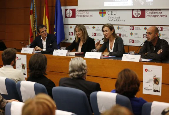 Pablo Salazar, Carmen Velasco, Carmen Posadas y Ramón Palomar, ayer, durante la presentación en Aula LAS PROVINCIAS de la novela 'La hija de Cayetana'. :: jesús signes