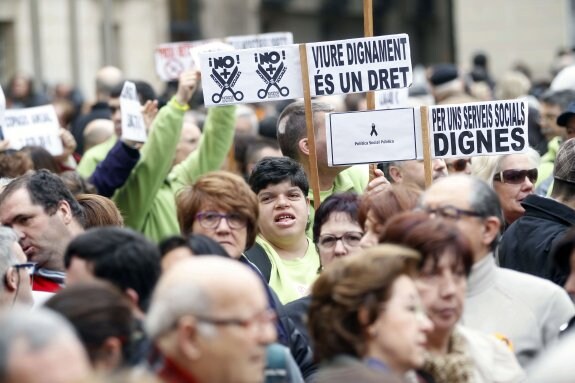 Protesta de personas en situación de dependencia delante del Palau de la Generalitat, en una imagen de archivo.