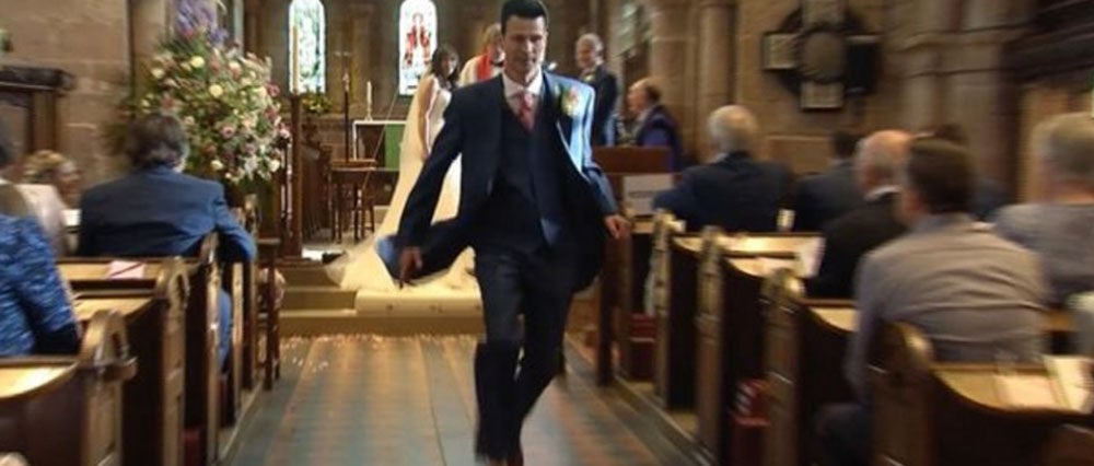 Acompaña a su novia al altar y sale corriendo por un espectacular motivo