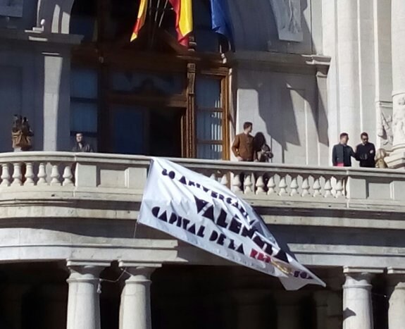 La pancarta que conmemora la II República, ayer parcialmente descolgada. :: lp