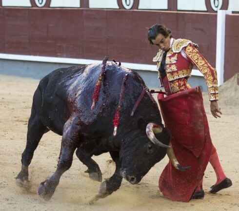 El diestro Curro Díaz, en un momento de la faena de la tarde en la Feria de Otoño de Madrid en la que ratificó su gran temporada. :: 