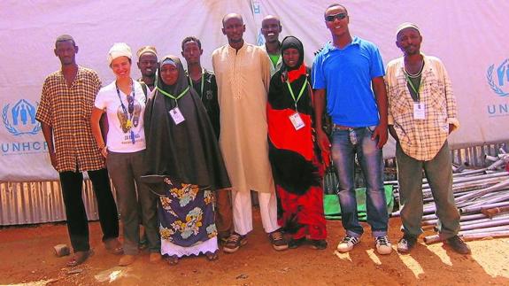 Ana de Vega junto a un grupo de ruandeses y congoleños refugiados en Angola.