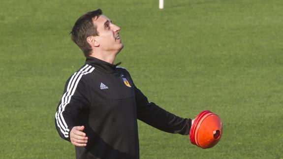 Gary Neville, durante un entrenamiento en Paterna.
