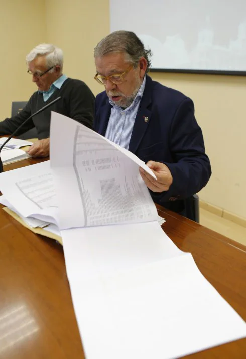 El concejal de Hacienda, Ramón Vilar, en una rueda de prensa del presupuesto municipal. :: Juan j. Monzó