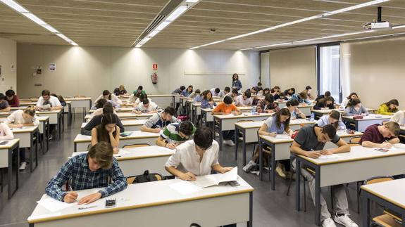El rendimiento académico de los universitarios ha aumentado con la subida de tasas, según un estudio en la Universitat de València