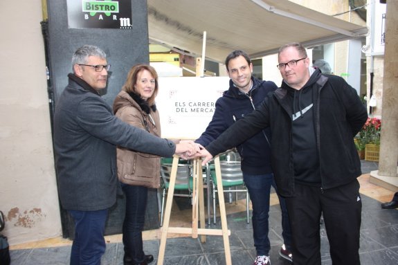El concejal y los presidentes de las tres asociaciones, en la presentación del centro comercial abierto. :: lp