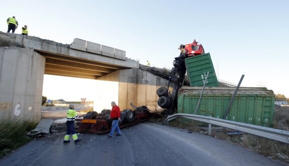 Un camión cae desde un puente en Ribarroja