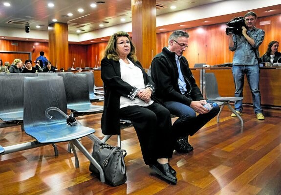 Carmen Marín, ayer, sentada en el banquillo de los acusados en el juicio que se sigue contra ella y un ayudante en Málaga. :: efe