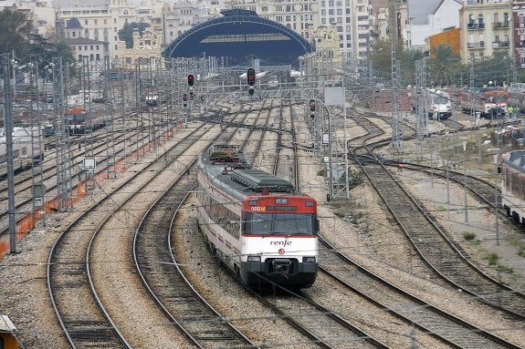 Un tren de Cercanías abandona la estación del Norte. :: irene marsilla