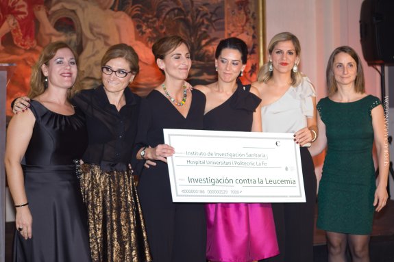 Las organizadoras durante la edición pasada con el cheque de las aportaciones. :: lp