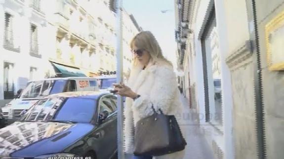 Alba Carrillo se estampa contra una señal