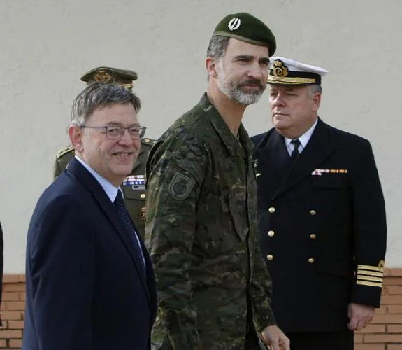 Felipe VI observa el lanzamiento de los paracaidistas. 