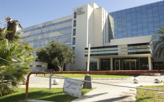 Fachada principal del antiguo hotel Sidi Saler. :: damián torres