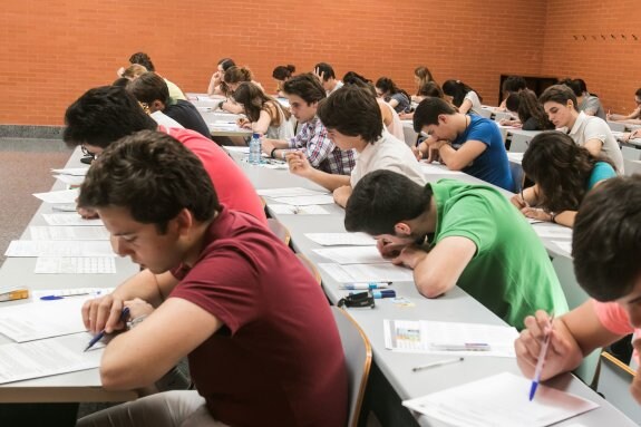 Primeros exámenes de Selectividad celebrados el año pasado en Valencia. :: jesús montañana