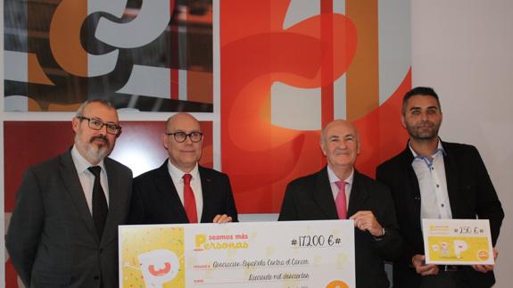 El presidente de la Asociación Española Contra el Cáncer (AECC) de Valencia, Tomás Trénor, del director de Socio-Cliente y Marketing de Consum, Manuel García, y el director de Relaciones Externas, Javier Quiles junto con David Cervantes, ganador del "carro de la compra".