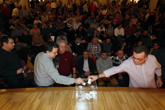 Votación en la asamblea de presidentes para reprobar al concejal Pere Fuset y a la Junta :: irene marsilla