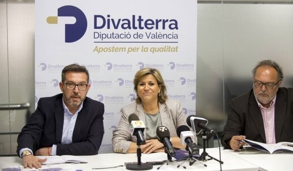 Sahuquillo, Brines y Vera, en la presentación de la marca Divalterra. :: LP