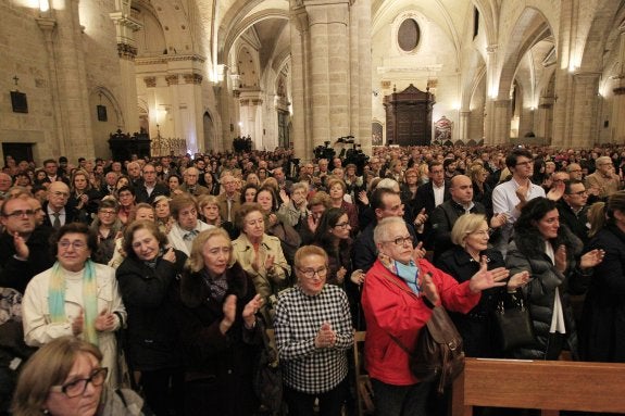 Cinco minutos de aplausos en una Catedral abarrotada