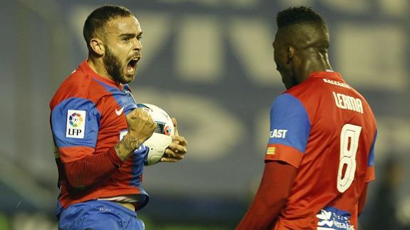 Levante UD | Roger completa casi todo el entrenamiento y podría jugar ante el Rayo Vallecano