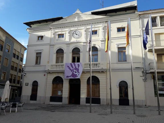 Fachada del balcón del Ayuntamiento de Tavernes, donde cuelga una pancarta contra la violencia de género. :: r. escrihuela