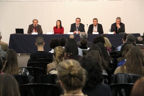 La mesa de los ponentes en las jornadas. :: lp