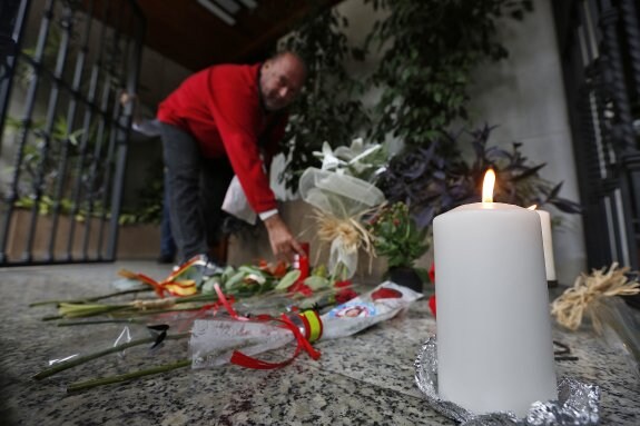  Homenaje. Las flores y las velas de los valencianos anónimos han sido constantes en la puerta de su domicilio. :: j. signes