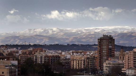 Unas montañas nevadas, vistas desde Valencia. Foto de archivo.