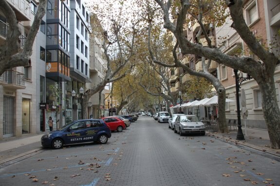 La calle Marqués de Campo en Dénia, que a partir de la próxima semana se cerrará al tráfico de viernes por la tarde a domingo. :: B. Ortolà
