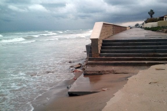 La playa de la Garrofera, engullida por las olas junto al paseo marítimo de La Casbah. 