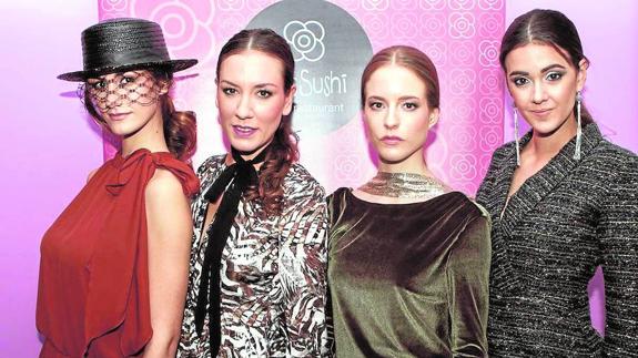 La diseñadora Bárbara Torrijos (segunda por la izquierda) junto a tres de sus modelos.