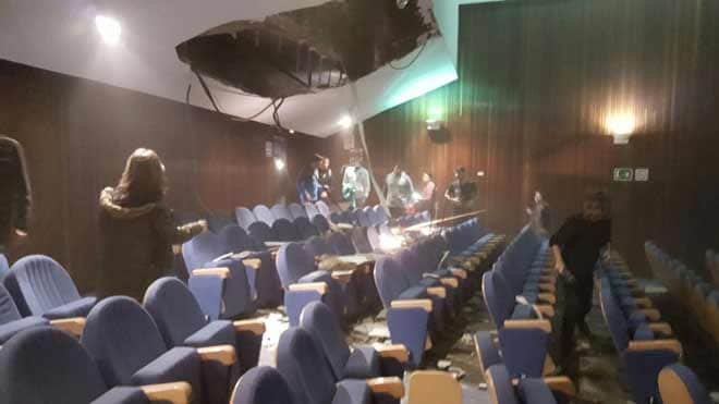 La lluvia provoca el desplome de un techo en la Facultad de Geografía de Valencia