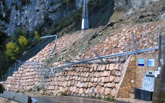 Cortada otra vez la carretera de Cortes de Pallás por un derrumbe en la misma ladera