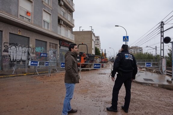 El alcalde y el responsable de la Policía Local visitan las obras en marcha. :: lp