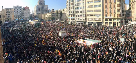  Imagen de la espectacular manifestación del 13M en Valencia.  :: crescencio