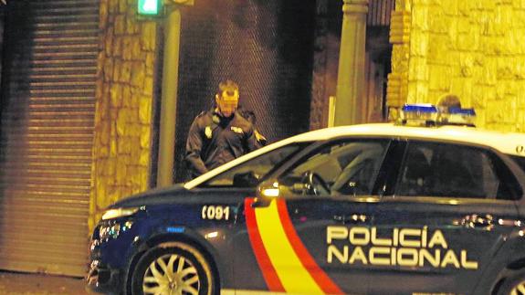 Agentes de la Policía Nacional abandonan el edificio, el jueves por la noche. 