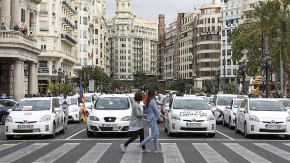 La nueva ley del taxi apuesta por una licencia por taxista para profesionalizar el servicio